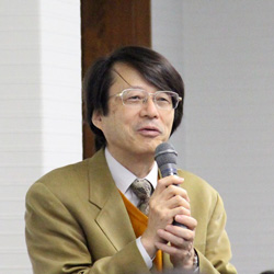 画像：選考委員長講評の様子（真島氏）